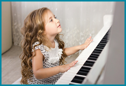 Dziewczynka grająca na pianinie